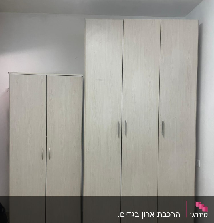שני ארונות עץ עם דלתות וידיות